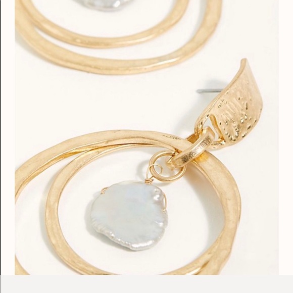 Free people freshwater hoop earring - Picture 4 of 14